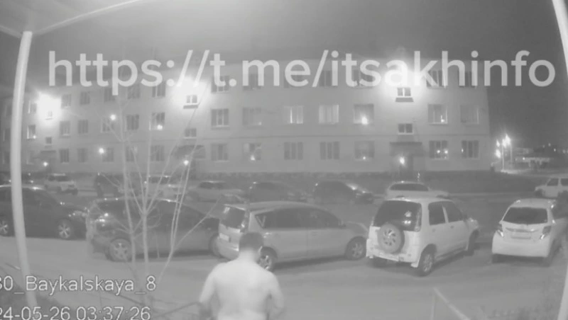 Голый мужчина исполнил танец на улице для жителей Дальнего 