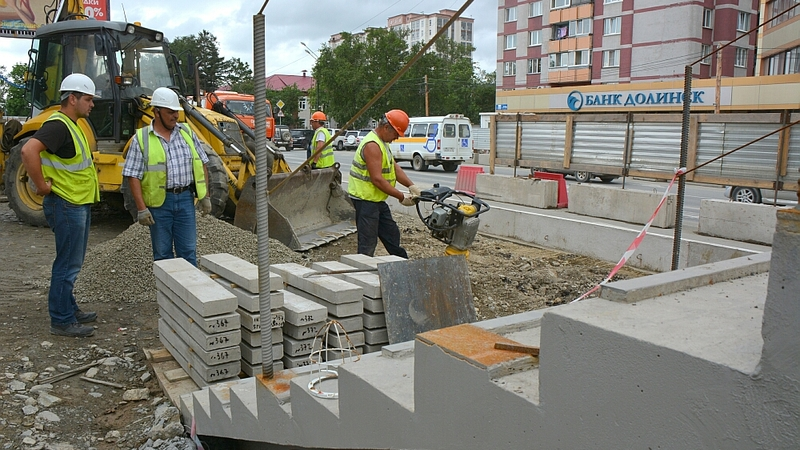 Второй надземный переход в Южно-Сахалинске достроят к ноябрю