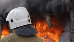 Автомобильный гараж внезапно вспыхнул в селе рядом с Тымовским