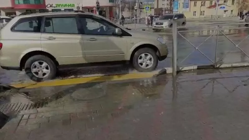 На перекрестке в Южно-Сахалинске бьет фонтан из-под земли