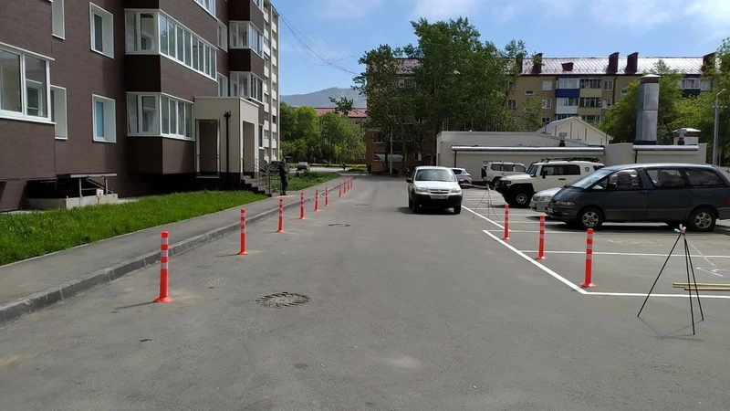 С помощью «столбиков Вишневского» «управляйка» забрала у сахалинцев кусок парковки