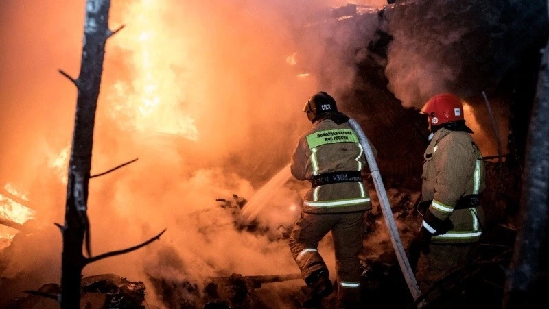 Огонь охватил строительный вагончик в планировочном районе Южно-Сахалинска