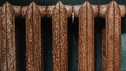 «Помыться невозможно»: в Поронайске жители замерзают в квартирах