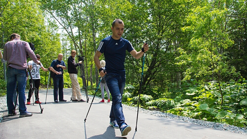 Сахалинцев приглашают на бесплатные занятия скандинавской ходьбой