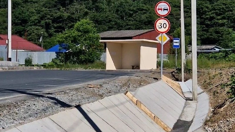 В Колхозном завершили ремонт главной улицы 