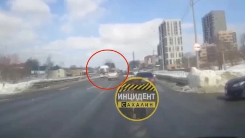 Внедорожник едва не устроил ДТП с участием двух автобусов в Южно-Сахалинске