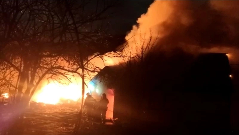 Пожарные потушили хозпостройку в Ново-Александровске вечером 28 сентября