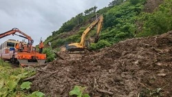 Участки автодороги Невельск — Томари — аэропорт Шахтерск оперативно расчистили от грязевых масс