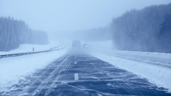 Северо-западный объезд Южно-Сахалинска закрыли из-за метели 23 января