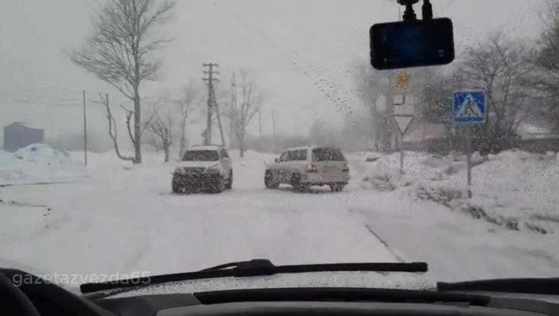 Два внедорожника не поделили перекресток в Поронайске 