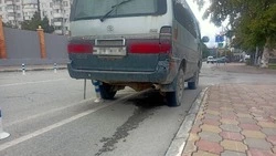 «Закрывал амбразуру»: Toyota наехала на столбик велодорожки в Южно-Сахалинске