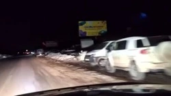 Рыбаки с ночи занимают парковку у озера Изменчивое ради корюшки