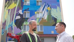 Художник из Сербии расписал фасад дома в Южно-Сахалинске