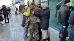 Многодетных отцов из зоны СВО встретили в аэропорту Южно-Сахалинска 22 ноября