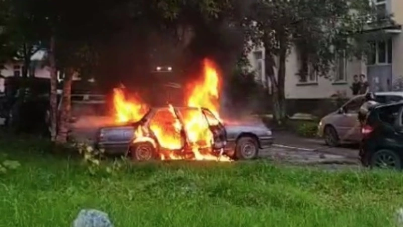 В Южно-Сахалинске дотла сгорел автомобиль 