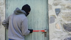 Житель Соловьевки проломил стену сарая ради техники