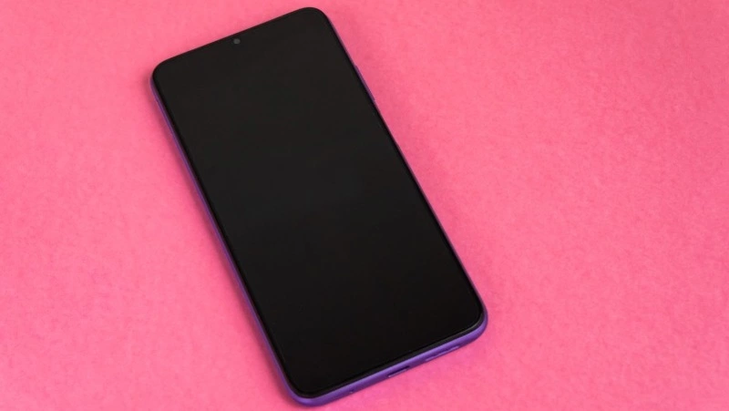 Южносахалинец сбежал с телефоном новой знакомой, когда она отвлеклась