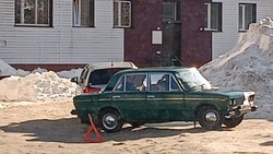 Два автомобиля ждут ГАИ во дворе жилого дома в Поронайске 