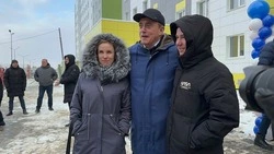 Валерий Лимаренко вручил ключи новоселам в Корсакове