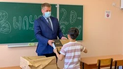 Сахалинский депутат подарил ноутбуки троим школьникам