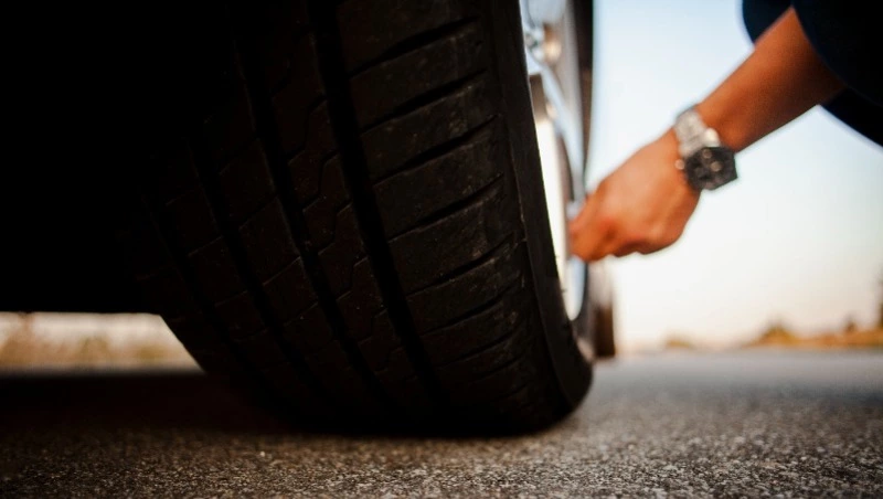 В Тымовском районе 17-летний парень украл колеса у машины и продал знакомым