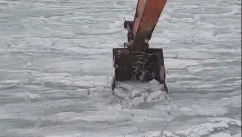 Смекалистые островитяне порыбачили экскаватором на побережье Сахалина
