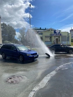 Бригада СКК выехала на борьбу с фонтаном воды в Южно-Сахалинске