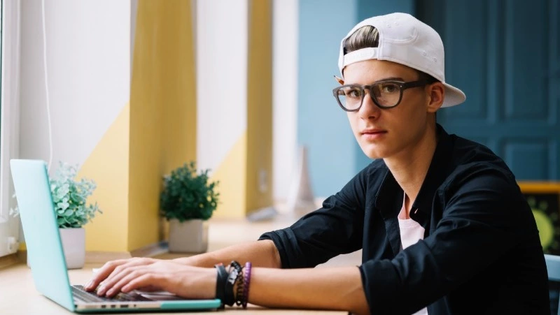 Работа на лето для подростков: где и кем можно устроиться на Сахалине 