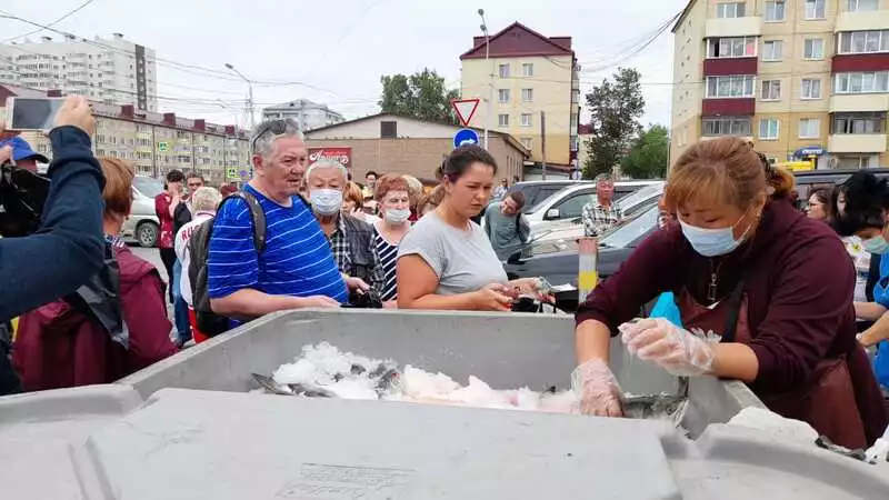 Южносахалинцы выстраиваются в очередь за дешевой горбушей