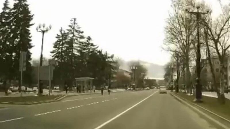 Дети на самокатах прыгают под колеса машин в Южно-Сахалинске