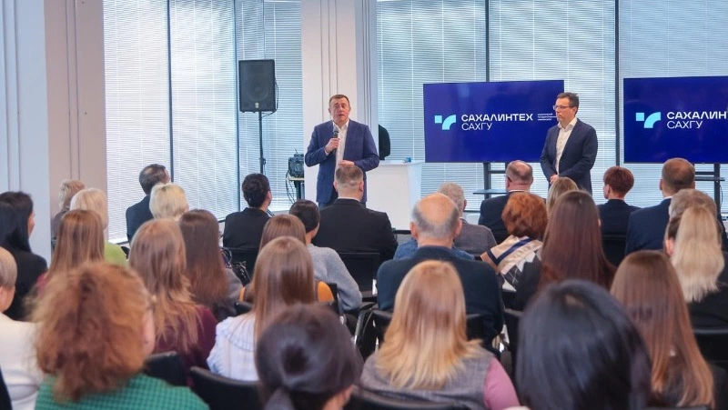 Валерий Лимаренко представил коллективу СахГУ и.о. ректора Алексея Огнева