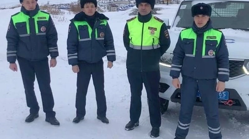 Инспекторы ГИБДД нашли на дороге вахтовика с обморожением ног