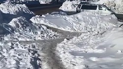 Жители Южно-Сахалинска боятся переломать ноги в огромных сугробах снега