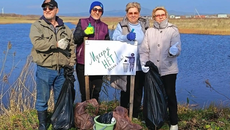 Волонтеры «Единой России» убрали мусор с берега в Южно-Курильске