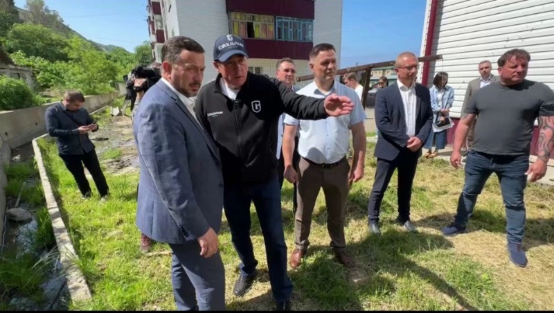 Губернатор потребовал избавить жителей дома в Невельске от фекальной вони из подвала