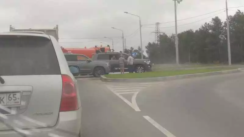 На новой круговой развязке в Южно-Сахалинске произошла вторая за сутки авария