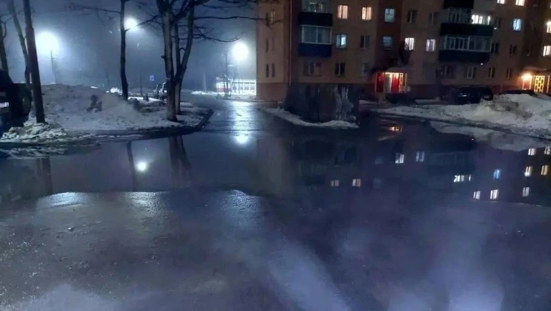 Очень красивая лужа мешает жителям дома в центре Сахалина