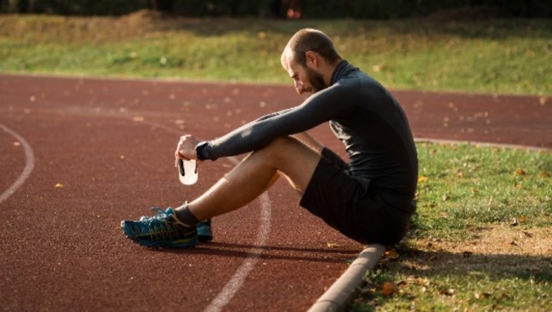Застройщик стадиона в Аниве настаивал, что 50 дыр в беговой дорожке выклевали птицы