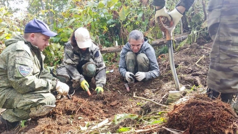 Волонтеры поискового движения нашли возле Холмска фамильную костяную печать из Японии