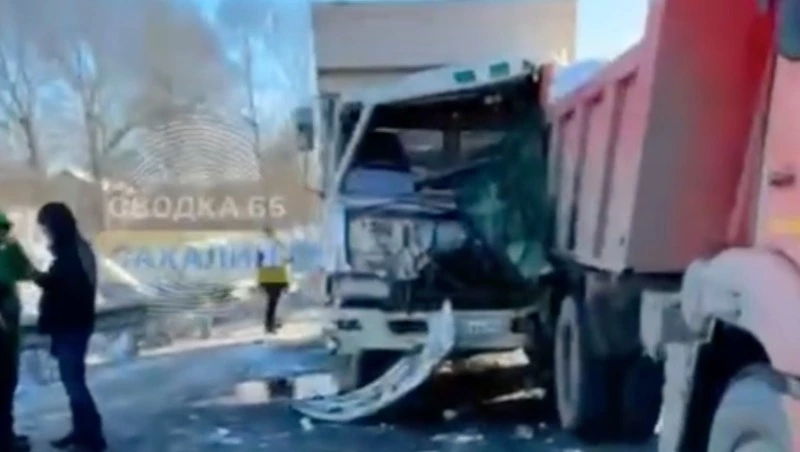 ДТП с тремя большегрузами произошло на выезде из Долинска