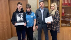 Двум школьникам подарили новые планшеты для учебы в Корсакове