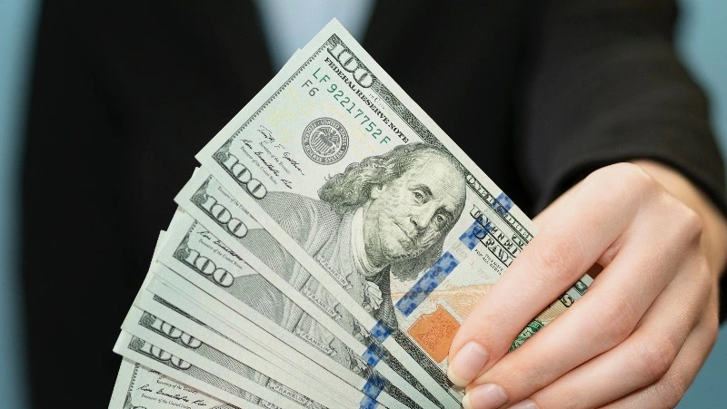 ЦБ снизил курс доллара до 80 рублей впервые с 2023 года
