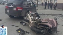 Внедорожник столкнулся с мотоциклом в Южно-Сахалинске — есть пострадавший