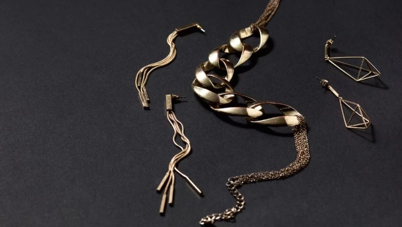 Женщину обвиняют в хищении ювелирных украшений у соседки в Южно-Сахалинске