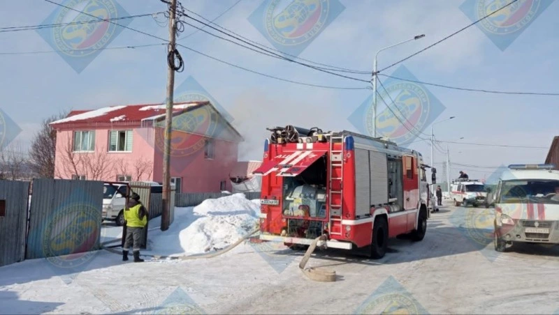 Пламя охватило жилой дом в Южно-Сахалинске 10 февраля
