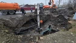 В микрорайоне «Бумажник» Поронайска продолжают ремонт чугунной трубы 