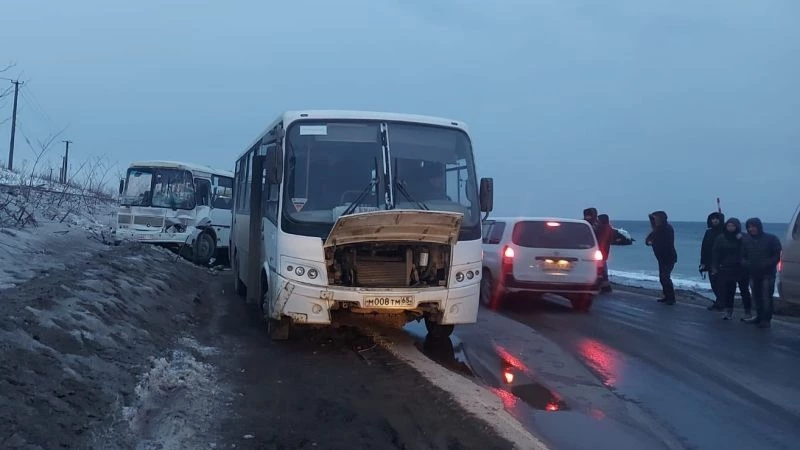 В ДТП с грузовиком и автобусом на Сахалине пострадали семеро пассажиров