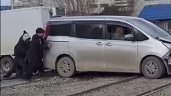 Водители рискуют автомобилями на разбитом переезде в Южно-Сахалинске