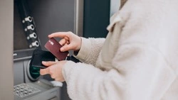 Сахалинка ответит в суде за помощь аферистам с выводом 118 тысяч рублей