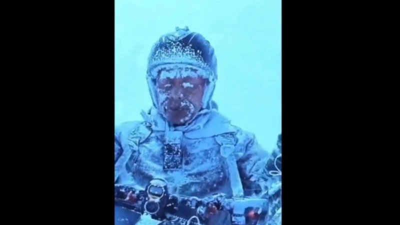 Китайский парапланерист чудом выжил после того, как его затянуло на высоту свыше 8 тысяч метров